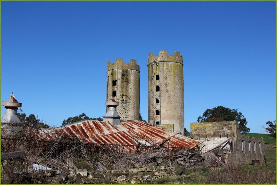 Knox's Rockhill Dairy -collapsing ruin