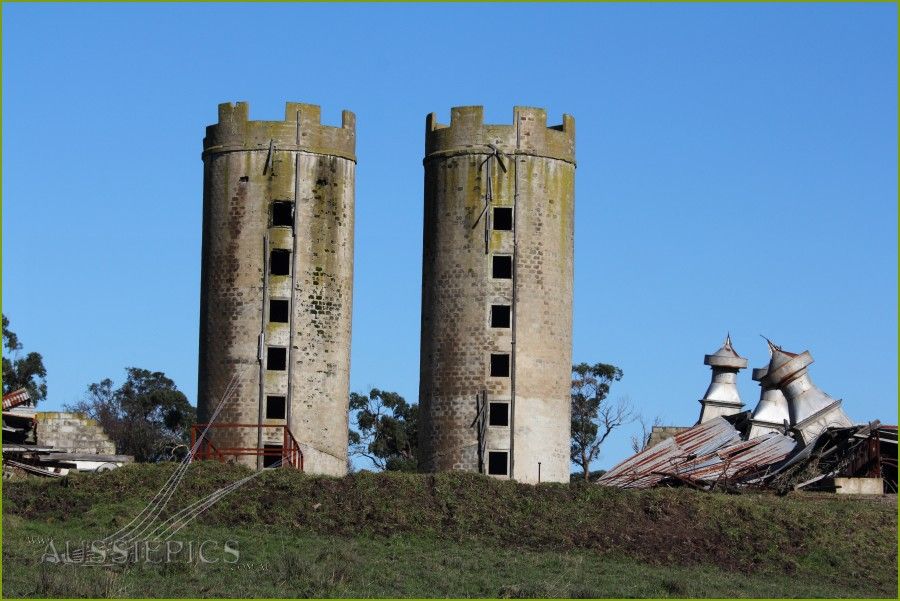 Knox's Rockhill Dairy -collapsing ruin